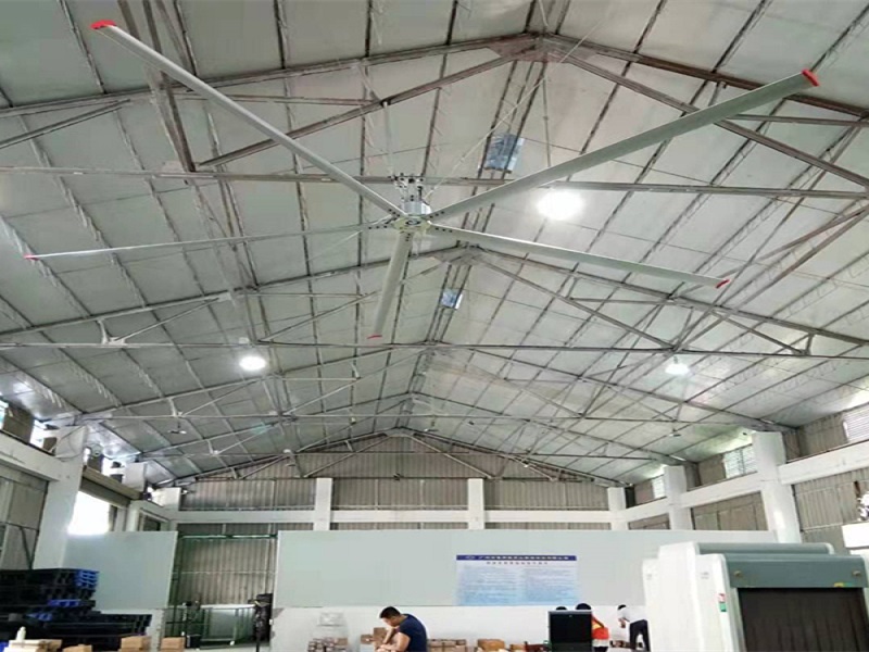 大型天井ファンによるワークショップ冷却により、工場の冷却問題を迅速に解決